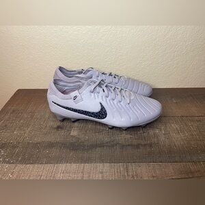 Nike Tiempo Legend 10 Elite SG “Rising Gem Pack”
- Size 6 Men / 7.5 Women.